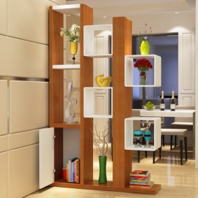 Prateleiras com enfeites na cozinha-sala de estar