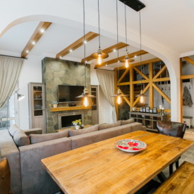 Arco entre a cozinha e a sala de estar em uma casa particular
