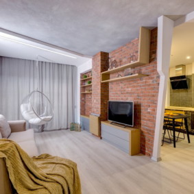 Divisória de tijolos no estilo loft da sala de cozinha