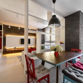 Cadeiras diferentes na mesa da cozinha