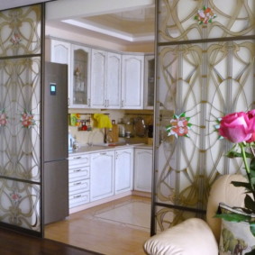 Divisória decorativa com lindos vitrais