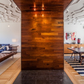 Divisória de madeira na sala de cozinha de uma casa de campo
