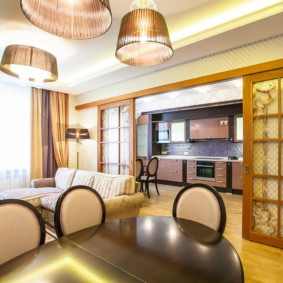 Cortinas duplas na janela da cozinha-sala de estar
