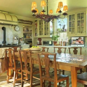 เพดานสีเขียวอ่อนในห้องครัวของบ้านในชนบท