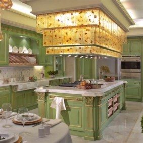 แสงที่ผิดปกติในห้องครัวของบ้านส่วนตัว