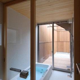 พาร์ทิชันโปร่งใสในห้องน้ำรวม