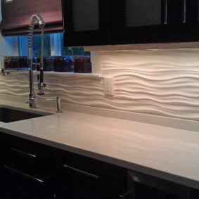แผง MDF พร้อมเอฟเฟกต์สามมิติบนผ้ากันเปื้อนในครัว
