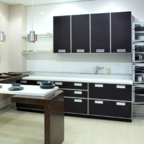 เฟอร์นิเจอร์ครัวพร้อมผนังสีดำ