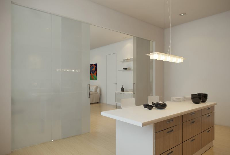 Divisória de plástico branco na sala de cozinha