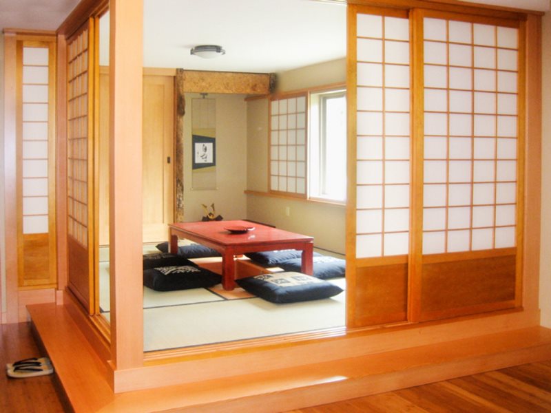 Divisória deslizante Shoji na sala de estar e cozinha em estilo japonês