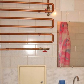 ท่อทองแดงขดในห้องน้ำของบ้านส่วนตัว