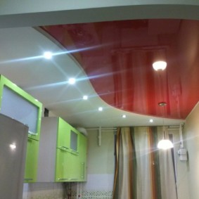 เพดานสีแดงและสีขาวในห้องครัวของบ้านแผง