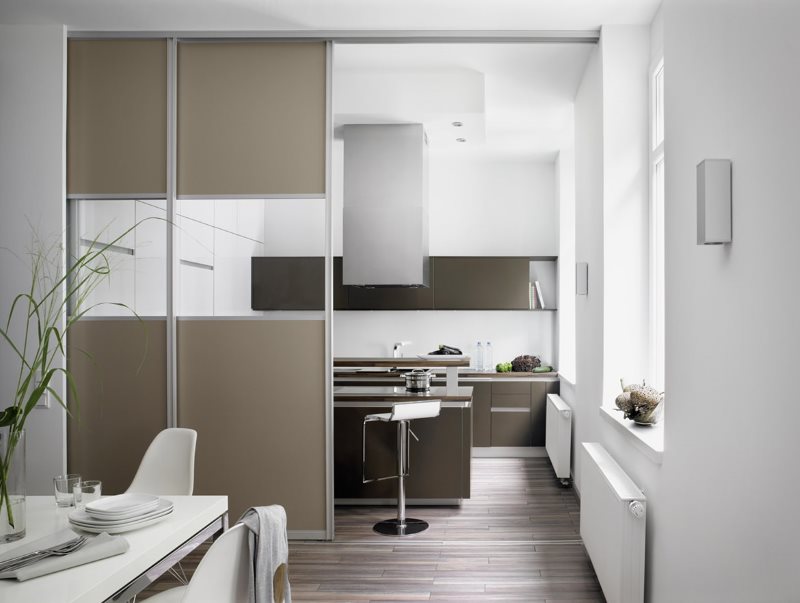 Divisória deslizante entre a sala e a cozinha
