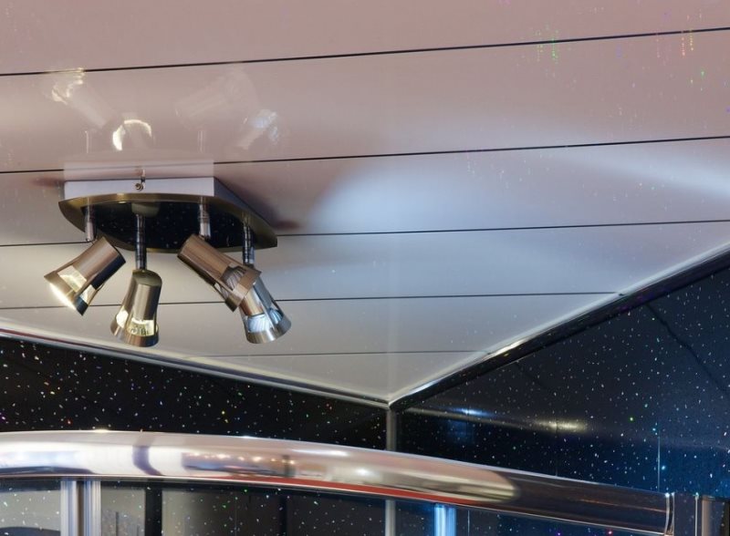 เพดานพลาสติกที่มี soffits ในห้องน้ำ