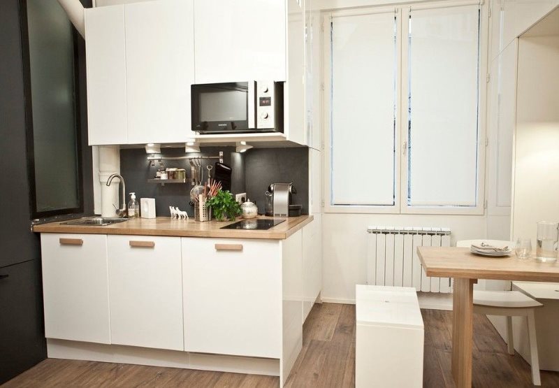 Bijela mini kuhinja u apartmanskoj kući
