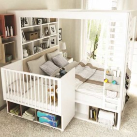 ห้องนอนและเด็ก ๆ ในรูปภาพภายในห้องหนึ่ง