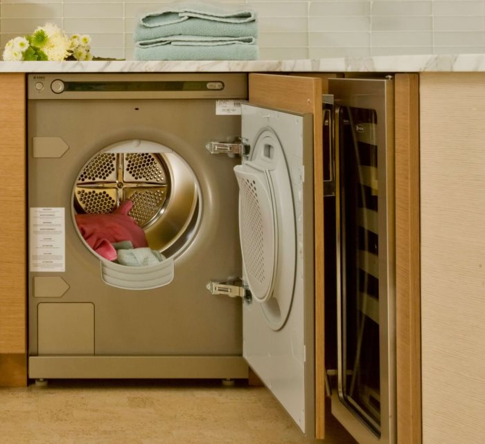 เครื่องซักผ้าในตัวในชุดเฟอร์นิเจอร์