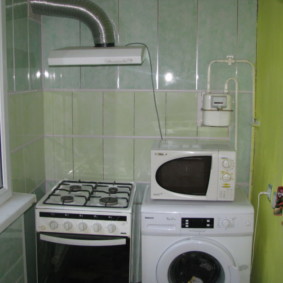 เครื่องซักผ้าบนระเบียงของบ้านสำเร็จรูป