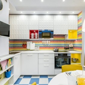 สีเหลืองในการตกแต่งภายในของห้องครัว