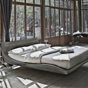 ห้องนอนที่สวยงามพร้อมหน้าต่างมุมกว้าง