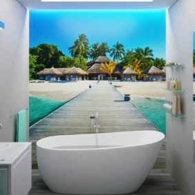 จิตรกรรมฝาผนังติดผนังในห้องน้ำขนาดเล็กของอพาร์ตเมนต์ในเมือง