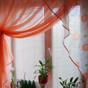 การรวมกันของ tulle กับผ้าม่านพลาสติก
