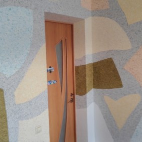 Ukrašavanje zidova dnevne sobe tekućim tapetama
