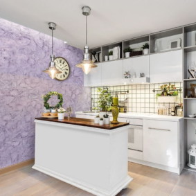 Linearna kuhinja s modernim otokom