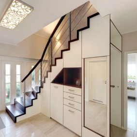 ห้องแต่งตัวภายใต้การออกแบบรูปบันได