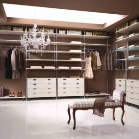 ห้องแต่งตัวกว้างในห้องนอน