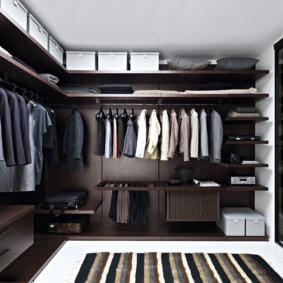 ห้องแต่งตัวในภาพถ่ายภายในห้องนอน