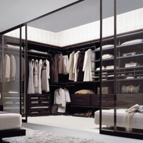 ห้องแต่งตัวในห้องนอนเป็นสีดำ