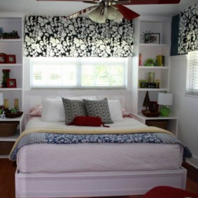 ห้องนอนที่สวยงามพร้อมเตียงหน้าต่าง