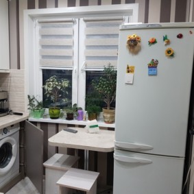 וילונות התגלגלו כל לילה על חלון פלסטיק