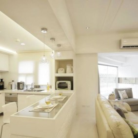 การตกแต่งภายในสีขาวเหมือนหิมะของห้องครัว - ห้องนั่งเล่น