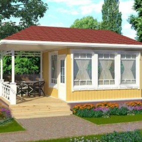 โครงการบ้านฤดูร้อนที่มีระเบียงเปิดโล่ง