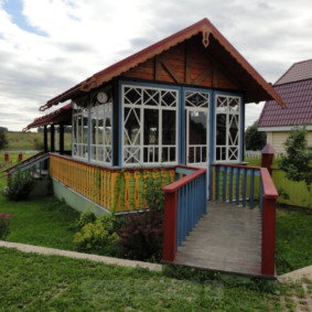 ซุ้มของบ้านฤดูร้อนที่มีการแกะสลักในสไตล์รัสเซีย