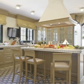 ห้องครัวสไตล์เมดิเตอร์เรเนียนพร้อมผ้าม่านโรมัน