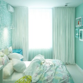 ภาพภายในห้องนอนสีเขียวขุ่น