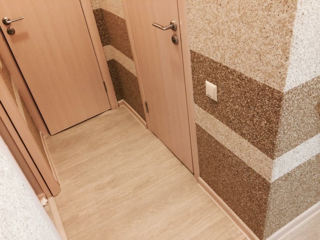 קיר מסדרון עם טפט נוזלי