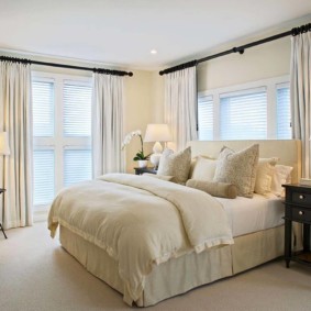 ห้องนอนที่ทันสมัยในแนวคิดการตกแต่งสีสดใส
