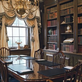 เปิดชั้นวางหนังสือในห้องรับประทานอาหาร