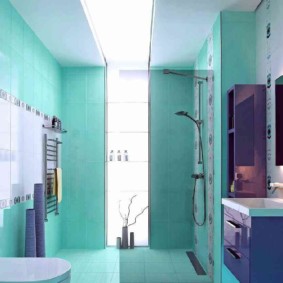 เฟอร์นิเจอร์สีม่วงในห้องน้ำสีฟ้าคราม