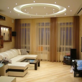 หน้าต่างสามบานในผนังห้องนั่งเล่น