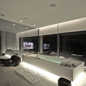 หน้าต่างพาโนรามาในห้องน้ำกว้างขวาง