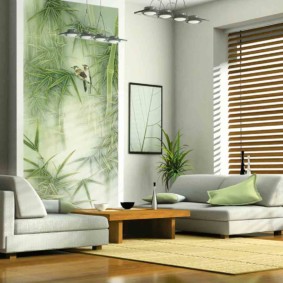 ห้องนั่งเล่นในอพาร์ทเมนต์ที่มีองค์ประกอบสไตล์ eco