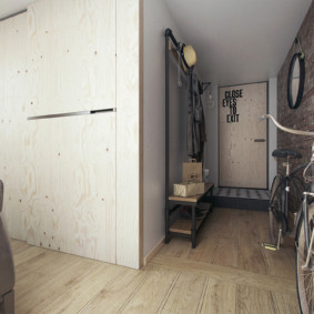 ห้องเก็บจักรยานในอพาร์ตเมนต์ของครอบครัวเล็ก