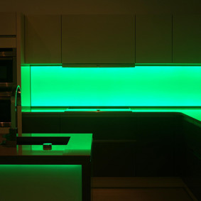 ผ้ากันเปื้อนสีเขียวในห้องครัว