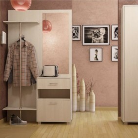 ภาพถ่ายครอบครัวบนผนังห้องโถง