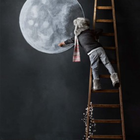 การวาดภาพของดวงจันทร์บนกระดานดำ